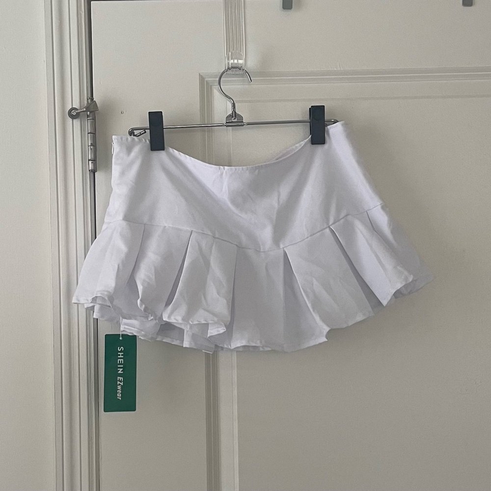 SHEIN NWT White tennis/golf skirt with shorts attached.  Size 6 -Medium